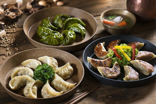 现代奶茶店内部环境与顾客互动